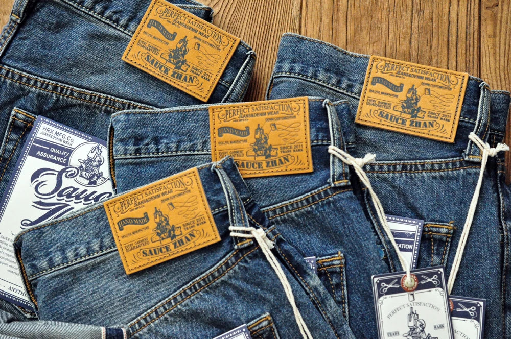 Männer Jeans im Vintage-Stil mit bestickten Patches und zerrissenen Details