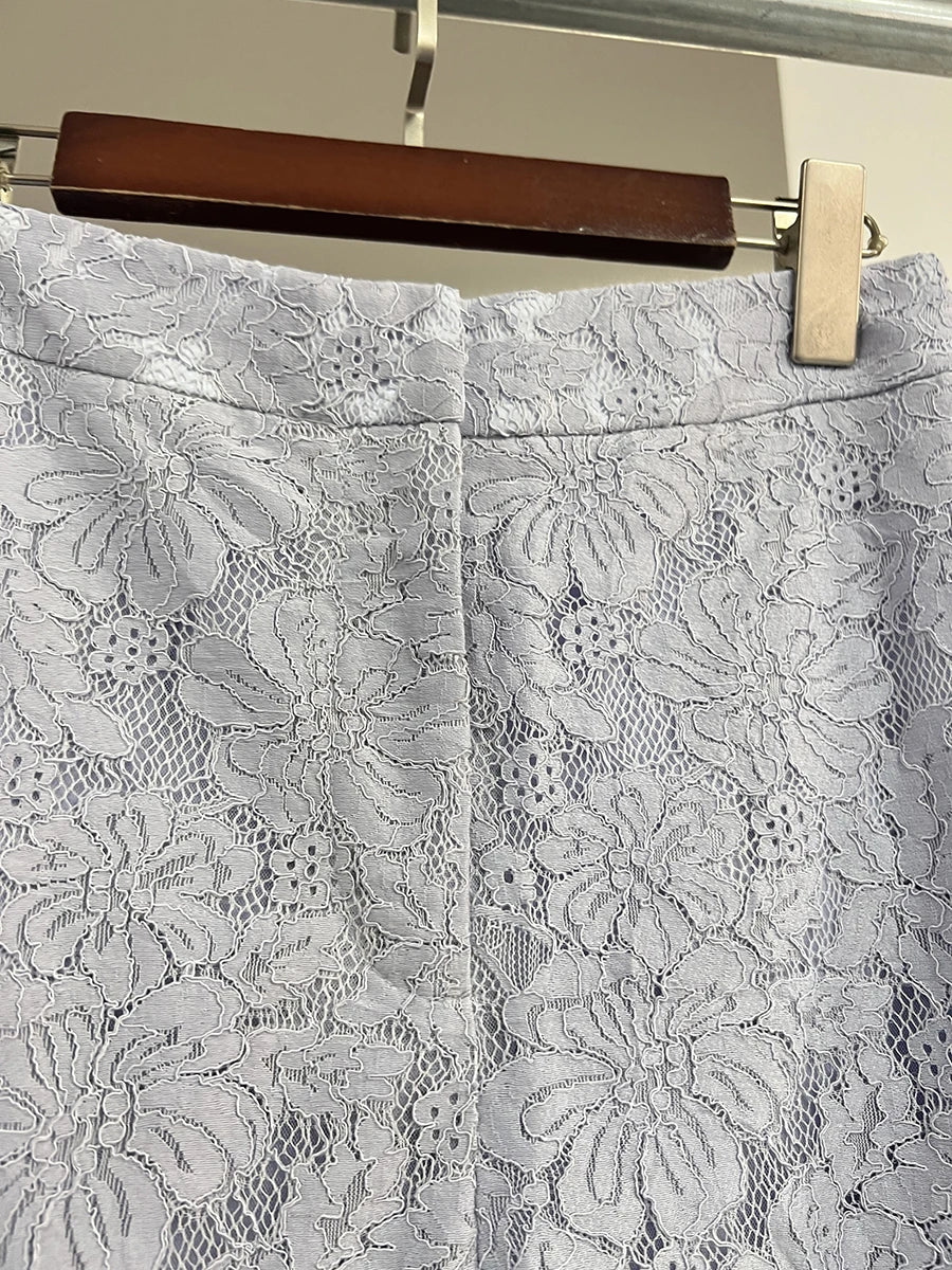 Schulterfreies ärmelloses Damenkleid mit 3D-Blumen und Patchwork-Design – figurbetont und modisch mit Reißverschluss.