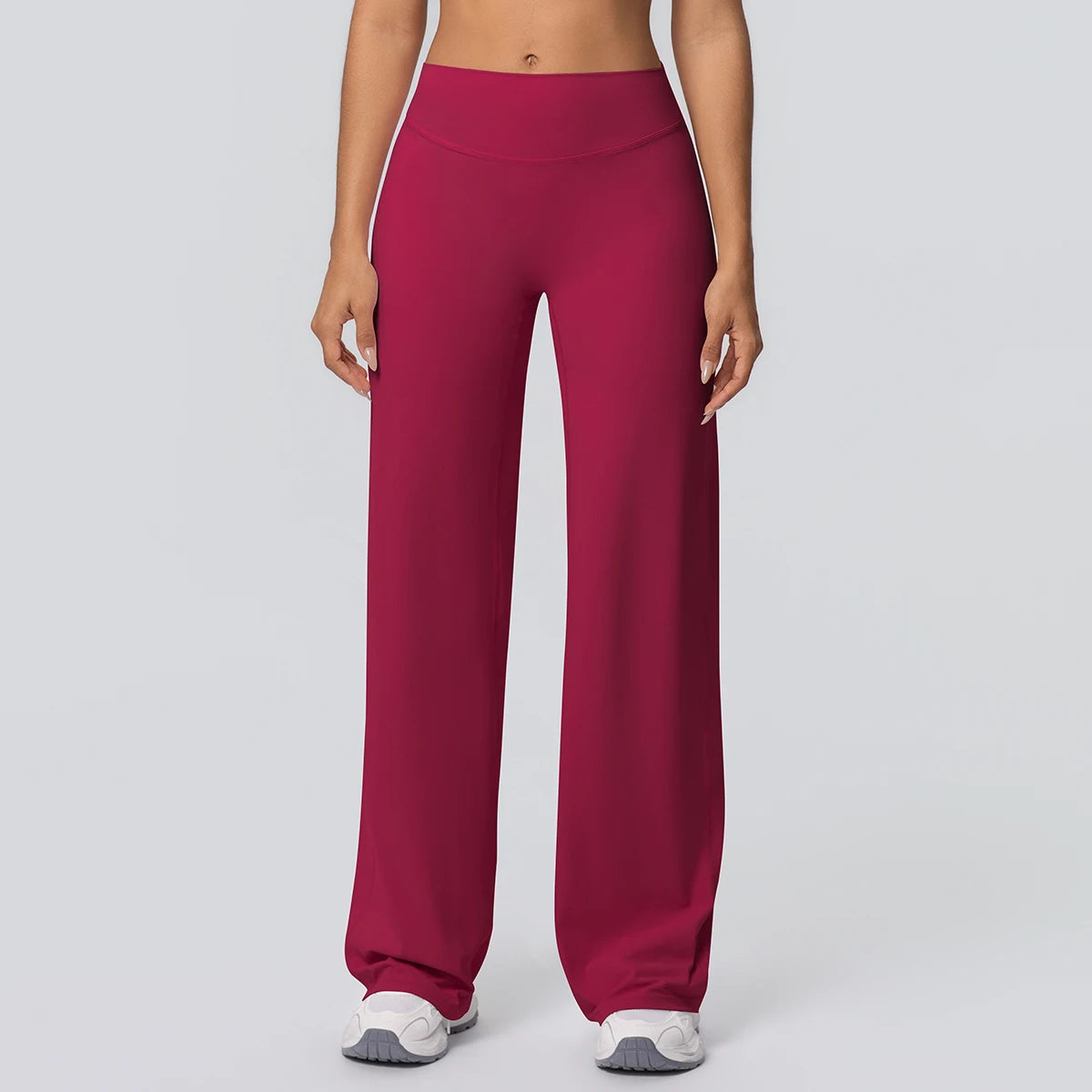 Weite Yoga-Hose in Dunkelrot, hohe Taille, langes weites Bein mit ruhigem Faltenwurf.