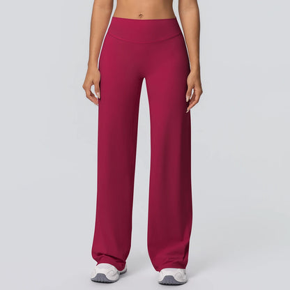 Weite Yoga-Hose in Dunkelrot, hohe Taille, langes weites Bein mit ruhigem Faltenwurf.