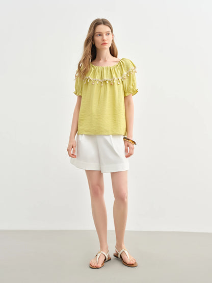Kurzärmeliges T-Shirt im minimalistischen Stil mit Stickerei – vielseitiges, lässiges Fashion-Top für den Sommer.