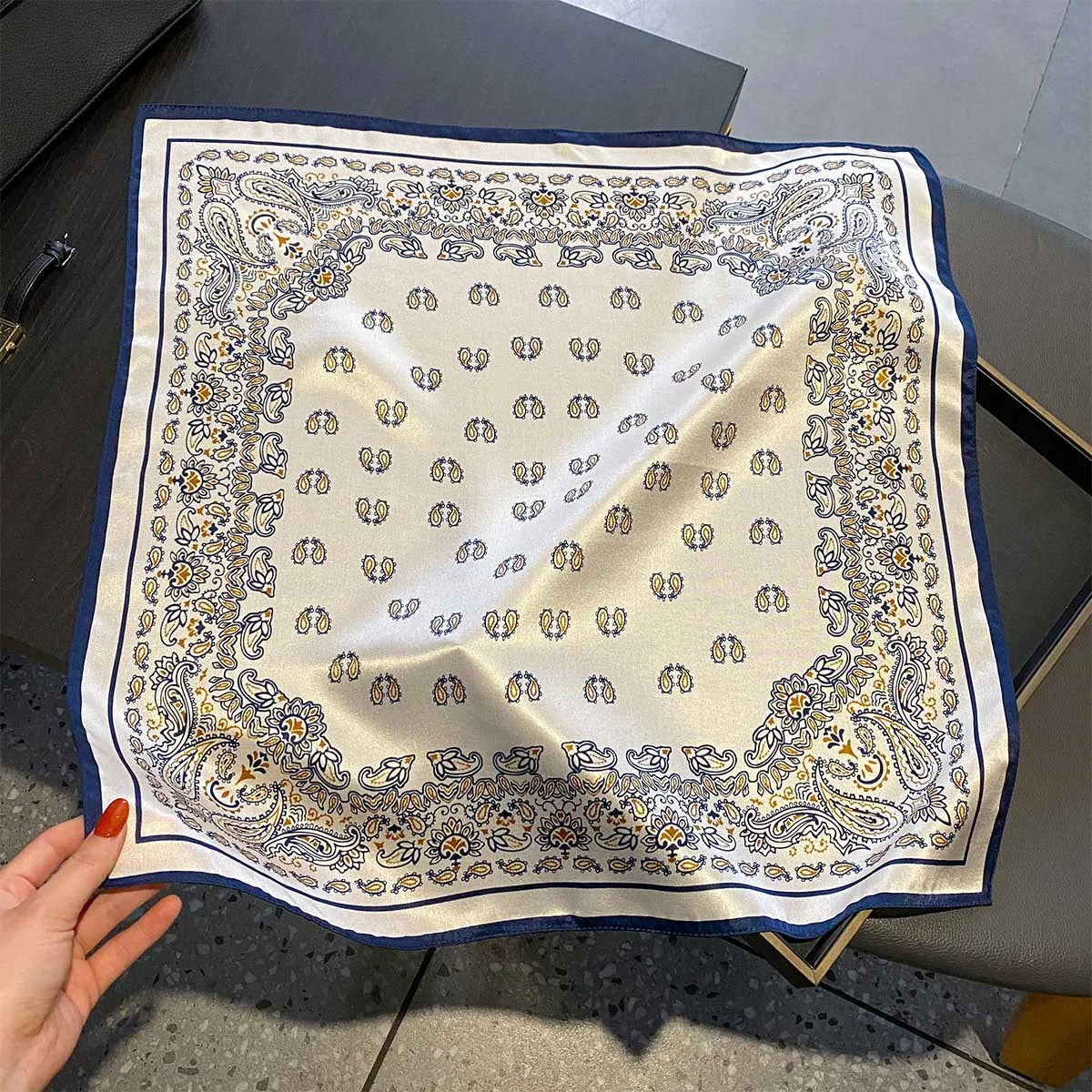 Damen Maulbeerseide Schal kariert quadratisch Halstuch Hijab Bandana bedruckt E