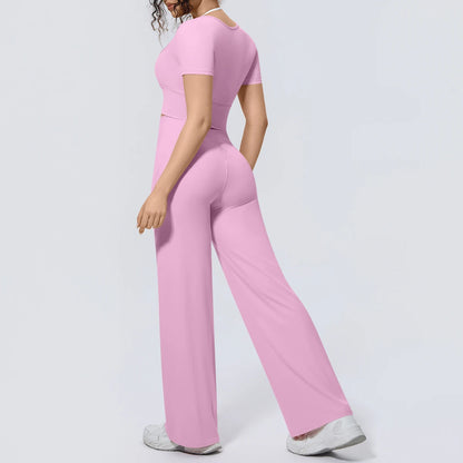 Rosa Yoga-Set mit kurzem Oberteil und weiter Hose, seitliche Ansicht