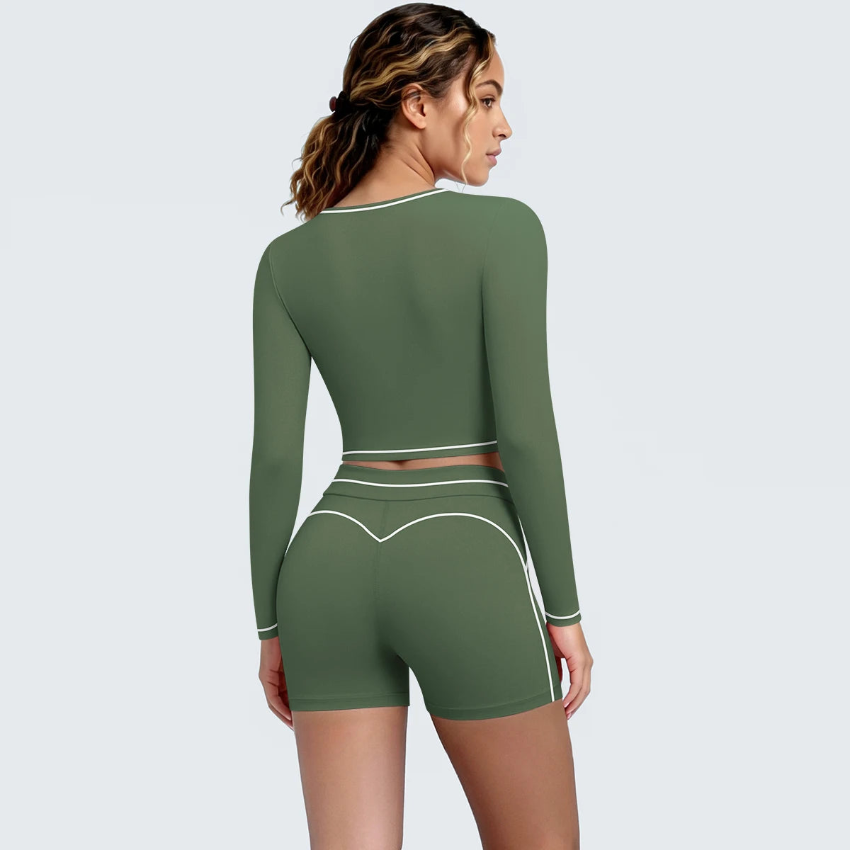 Yoga-Set Mossgrün, Rückansicht: langärmliges Crop-Top und Shorts mit Kontrastkanten