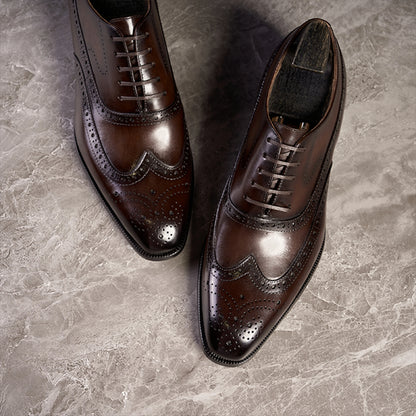 Paar Herren-Oxford-Schuhe mit Schnürung, braunes Glattleder mit Brogue-Perforationen