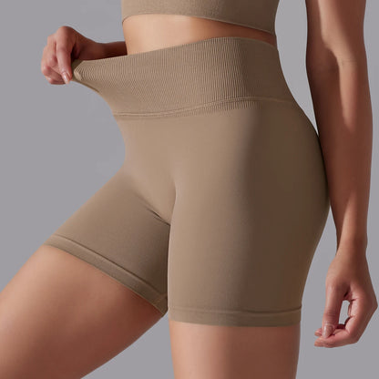 Nahtlose gestrickte Damen-Workout-Shorts, beige, Rückansicht, hoher Bund und Po-Formteil