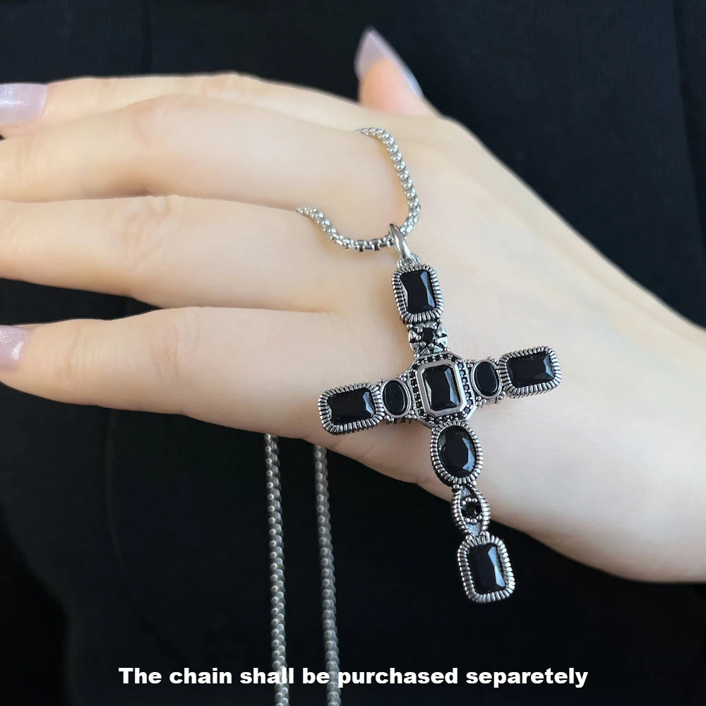 Kreuz-Anhänger mit schwarzen Stein-Elementen in silberner Fassung, Vintage-Kreuzdesign