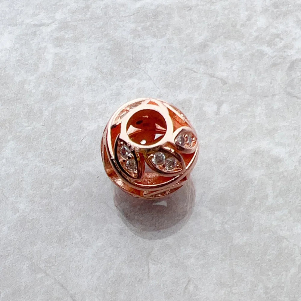 Roségoldener Charm mit rotem Emaillezentrum und Zirkonia-Umrandung