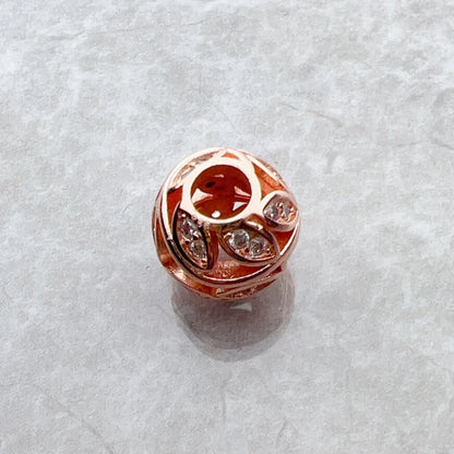 Roségoldener Charm mit rotem Emaillezentrum und Zirkonia-Umrandung