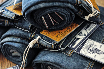 Männer Jeans im Vintage-Stil mit bestickten Patches und zerrissenen Details
