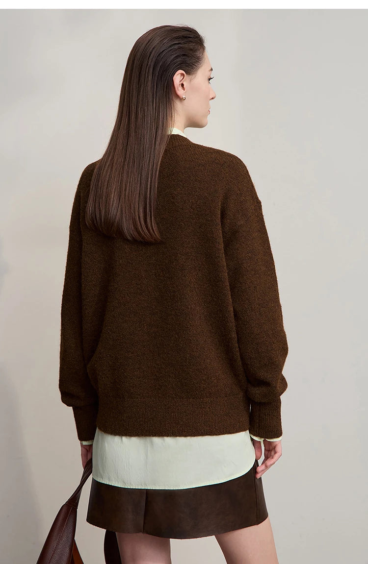 Damenpullover Dunkelbraun, Rückansicht mit breitem Bündchen und gerader Passform