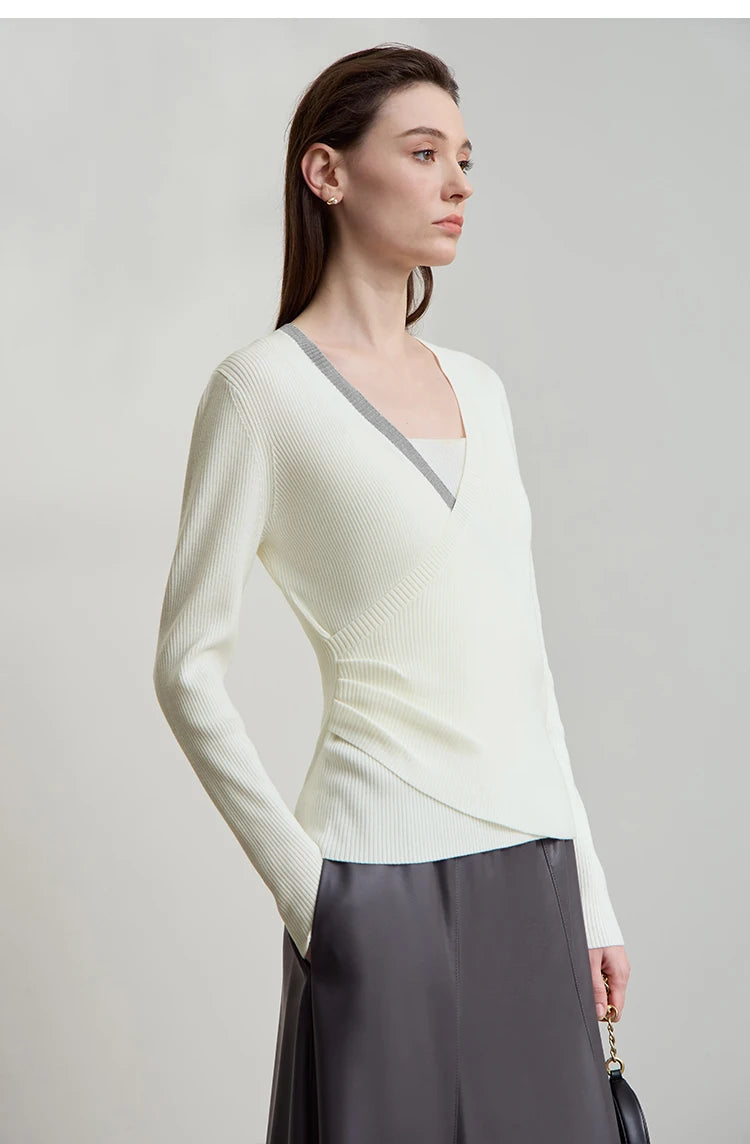 Damenpullover mit V-Ausschnitt, Rippenstrick und kontrastierender Blende, cremefarben