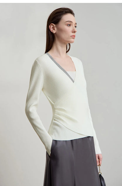 Damenpullover mit V-Ausschnitt, Rippenstrick und kontrastierender Blende, cremefarben