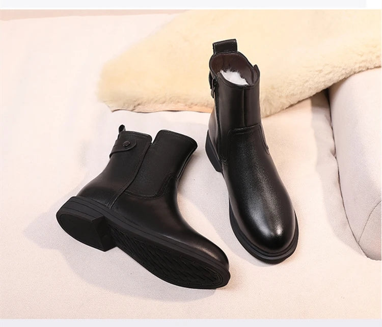 Schwarze Kurzstiefeletten mit Blockabsatz, seitlicher Lasche und Profilsohle