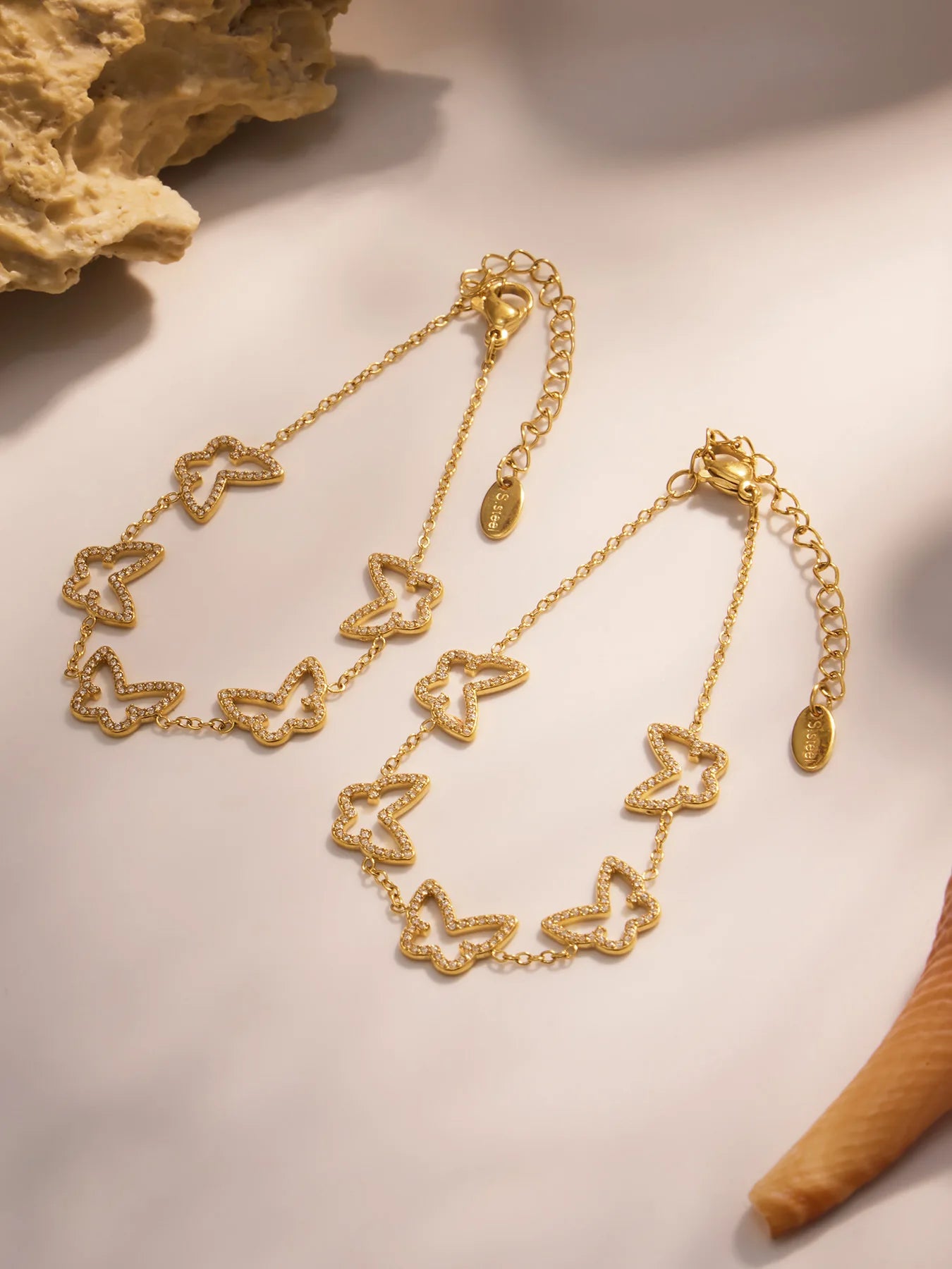 Damen-Charm-Armband mit Herzschleife und Zirkonia
