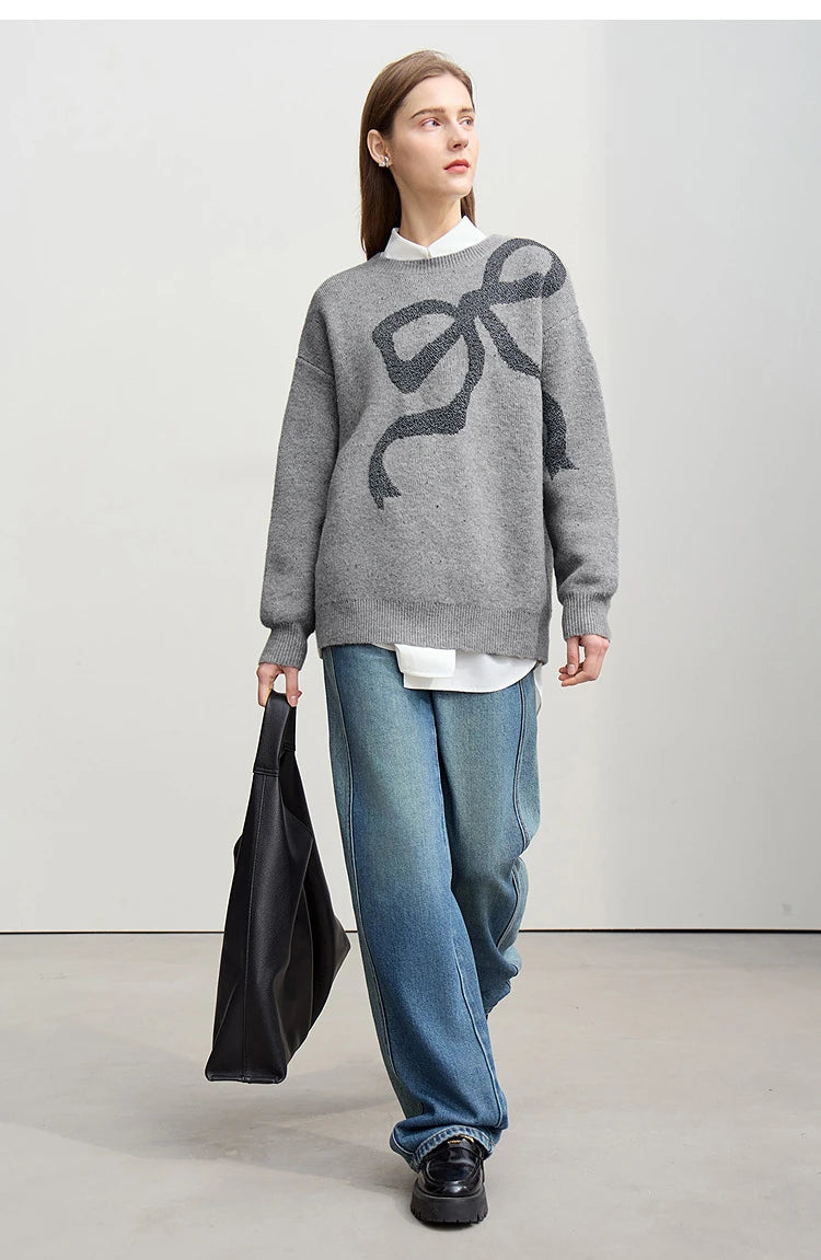 Grau melierter Pullover mit dunklem Schleifen-Jacquard, Rundhalsausschnitt, lange Ärmel