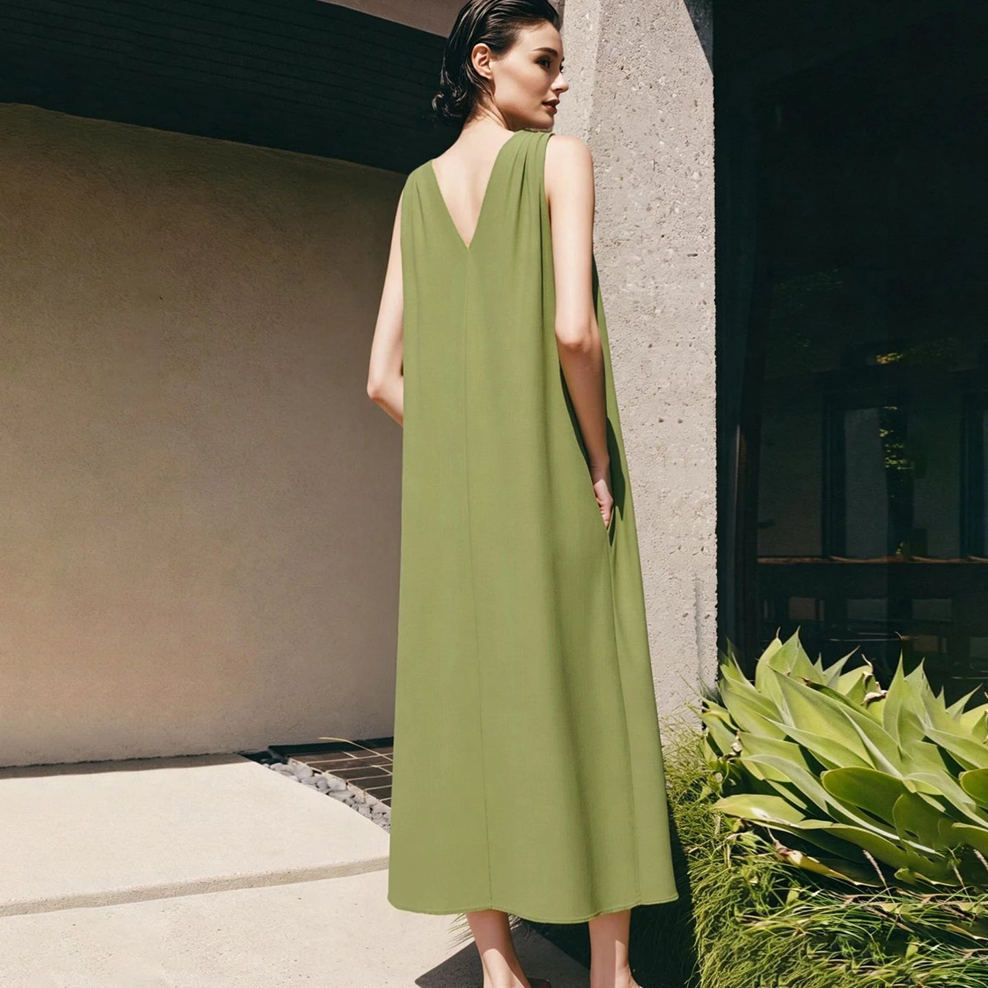 Elegantes Damenkleid Mit Perlendetails Und V-Ausschnitt