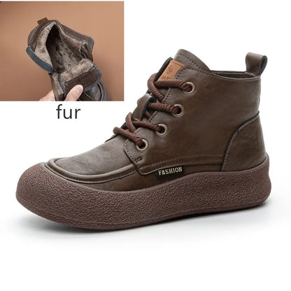 Damen-Knöchelboots mit Rundspitz, Schnürung und Fellfutter; braune Optik, flache Profilsohle.