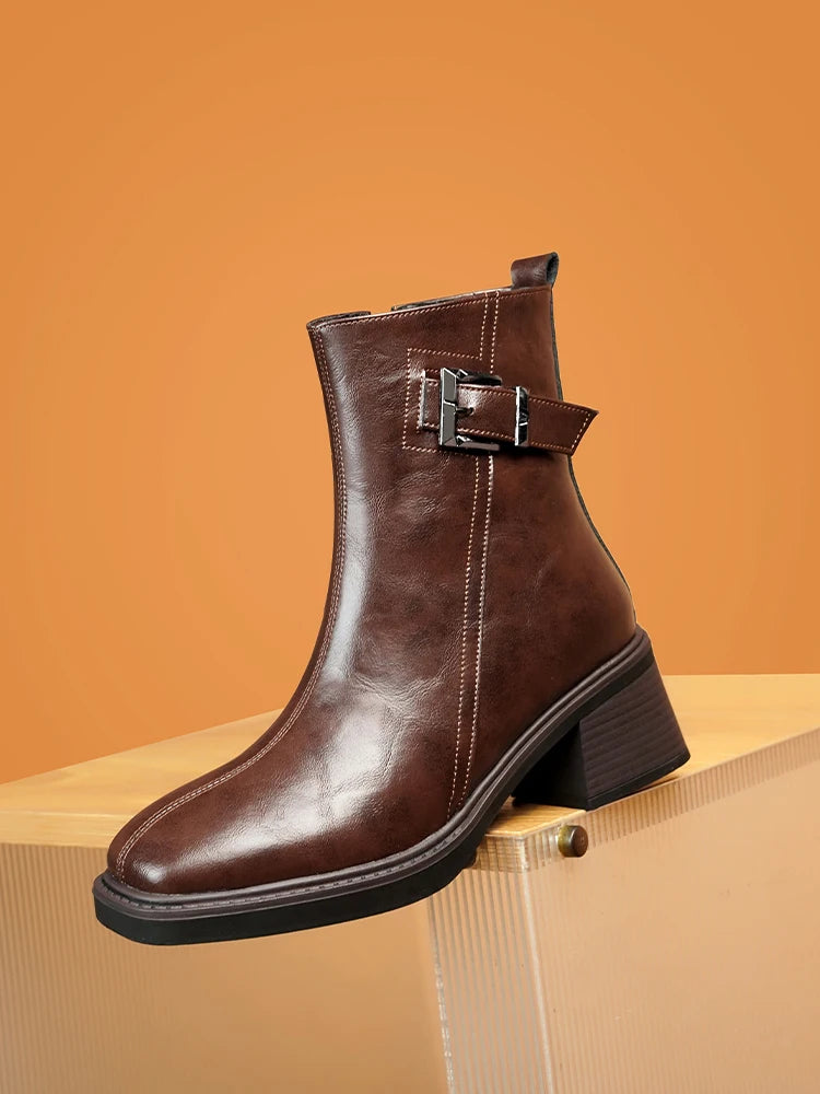 Braune Stiefelette aus Leder mit quadratischer Kappe, breitem Absatz und verstellbarer Schnalle