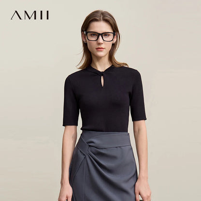 AMII Damen-Top in Schwarz, Halbarm, Knopfloch-Ausschnitt vorn, geraffte Drapierung.