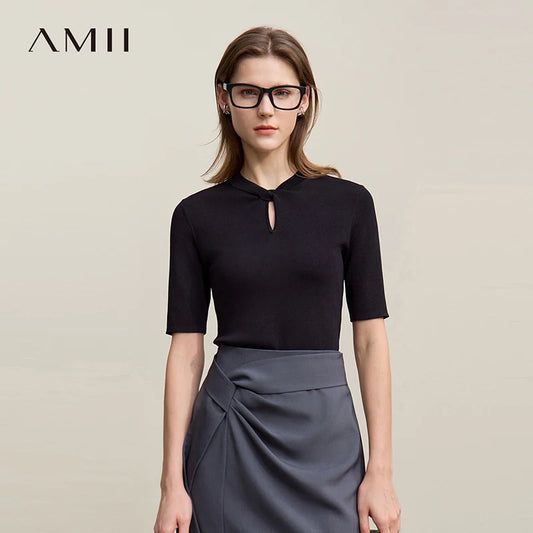 AMII Damen-Top in Schwarz, Halbarm, Knopfloch-Ausschnitt vorn, geraffte Drapierung.