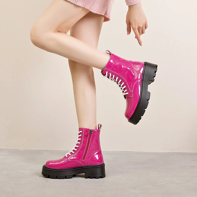 Pinkfarbener Knöchelstiefel mit Schnürung, glänzendem Finish und robuster Profilsohle