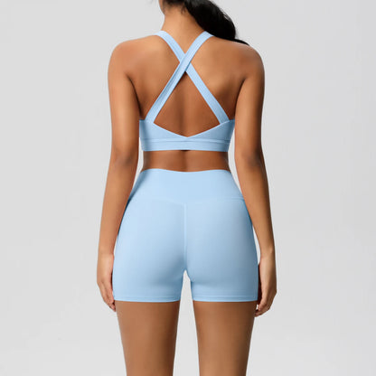 Damen-Sportset in Hellblau: Crop-Top mit gekreuzten Rücken-Trägern und Shorts