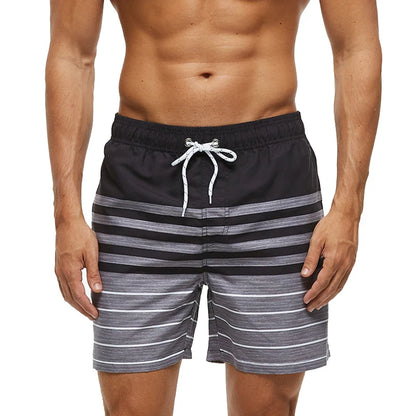 Kurze Herren-Shorts aus Polyester mit atmungsaktivem Mesh-Futter, elastischem Bund und Seitentasche – ideal für Sport und Strand.
