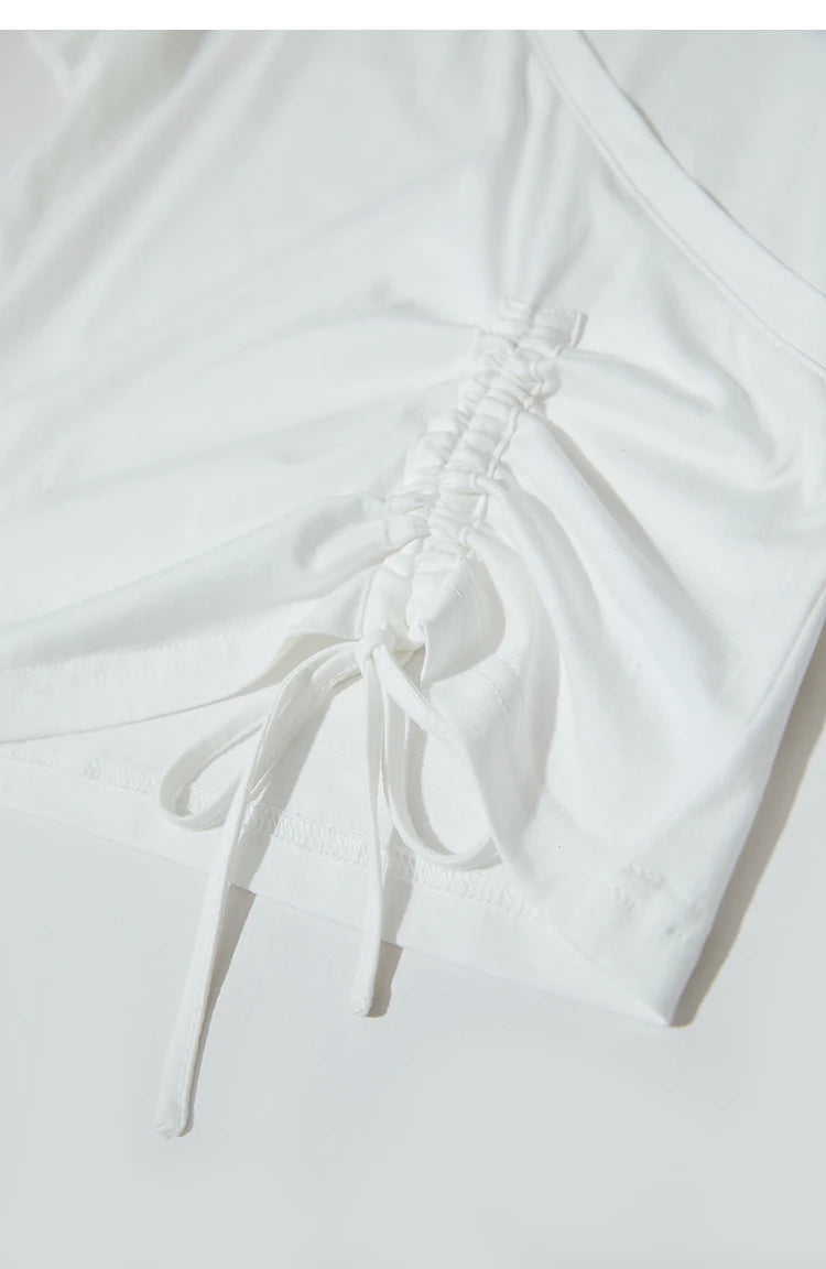 Damen T-Shirt im minimalistischem Stil mit V-Ausschnitt und Plissee-Details