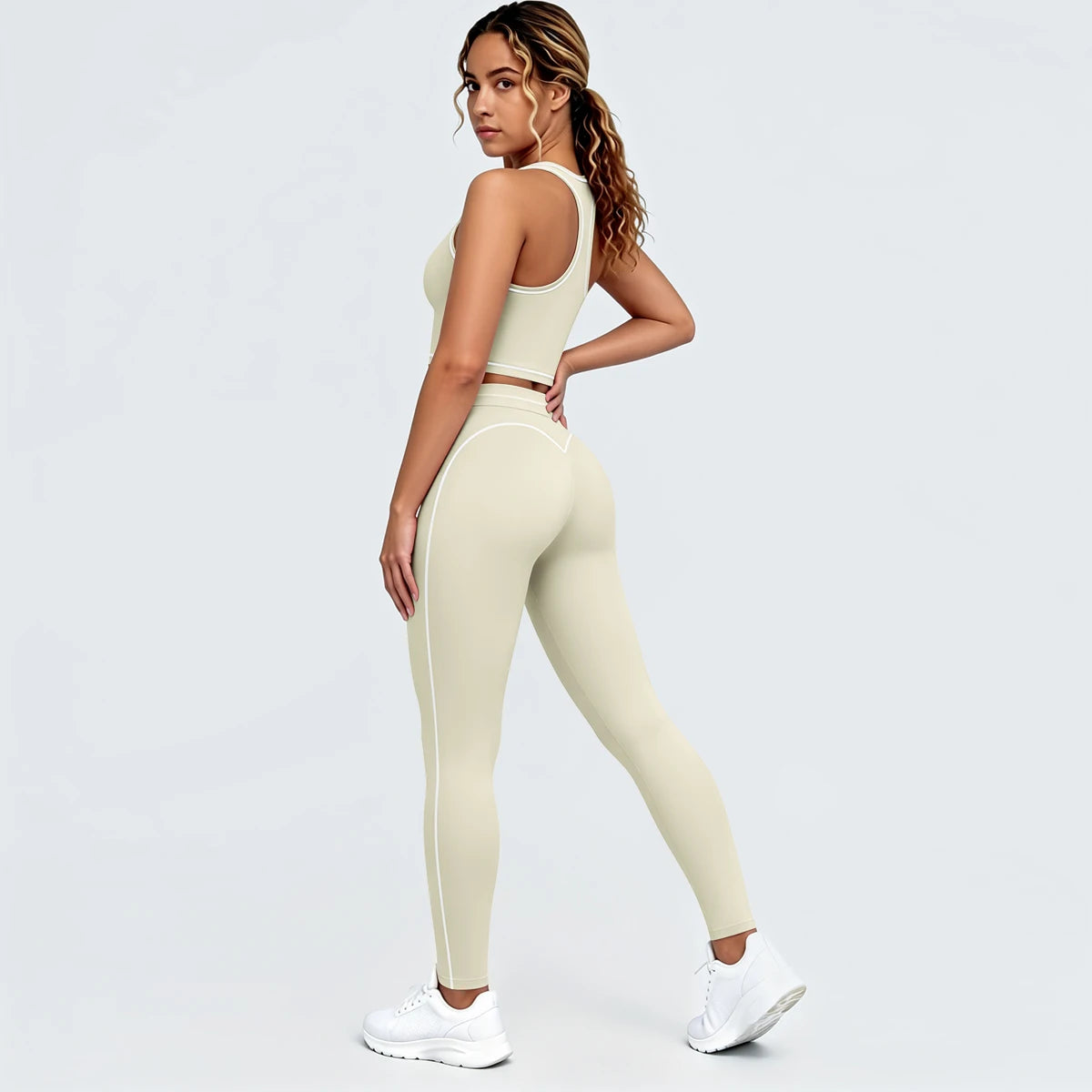 Yoga-Set in Apricot: Sport-BH mit Brustpolstern, Leggings mit Kontraststreifen