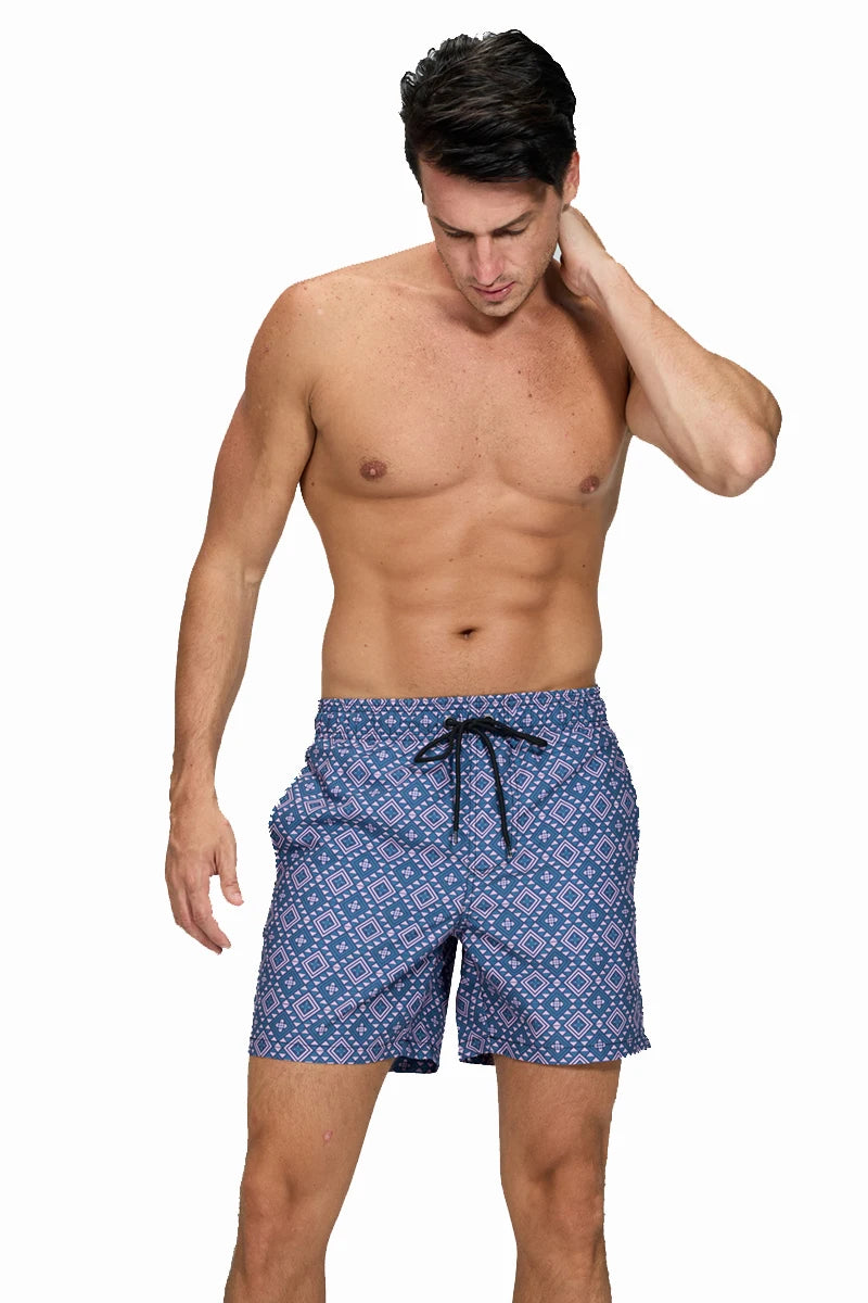 Herren-Badeshorts mit Mesh-Innenslip, verstellbarem Bund und Taschen – ideal für Sport und Freizeit.