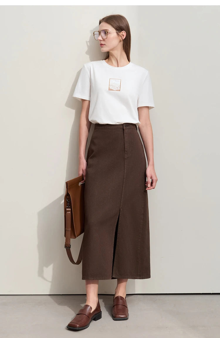 Damen T-Shirt im minimalistischen Stil mit O-Ausschnitt und lässiger Stickerei