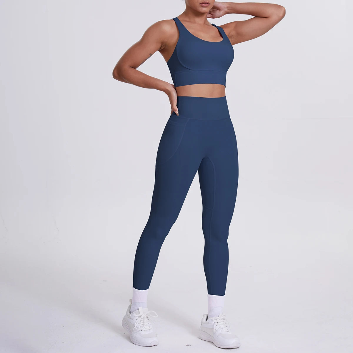 Dunkelblaues Yoga-Set für Damen mit Sporttop und 3/4 Leggings, flach anliegend