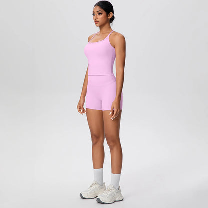 Rosa Yoga-Set: ärmellose Weste und High-Waist-Shorts, seitliche Ansicht