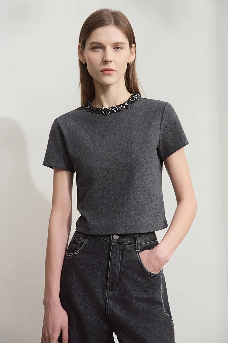 Damen Kurz-T-Shirt im minimalistischen Stil mit elastischen Perlen und Pailletten-Dekoration