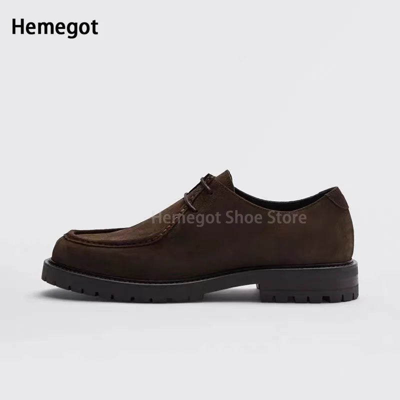 Brauner Herren-Derby-Schuh aus Wildleder, Schnürung und dicke Profilsohle, seitlich