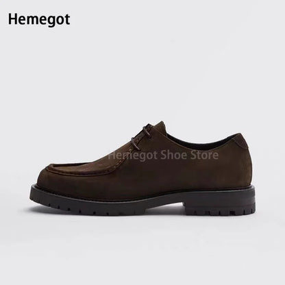 Brauner Herren-Derby-Schuh aus Wildleder, Schnürung und dicke Profilsohle, seitlich
