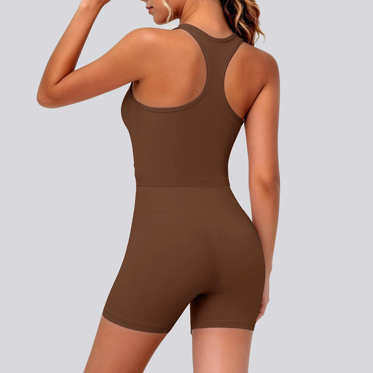 Yoga-Set mit Racerback-Top und kurzen Push-up-Shorts, braun