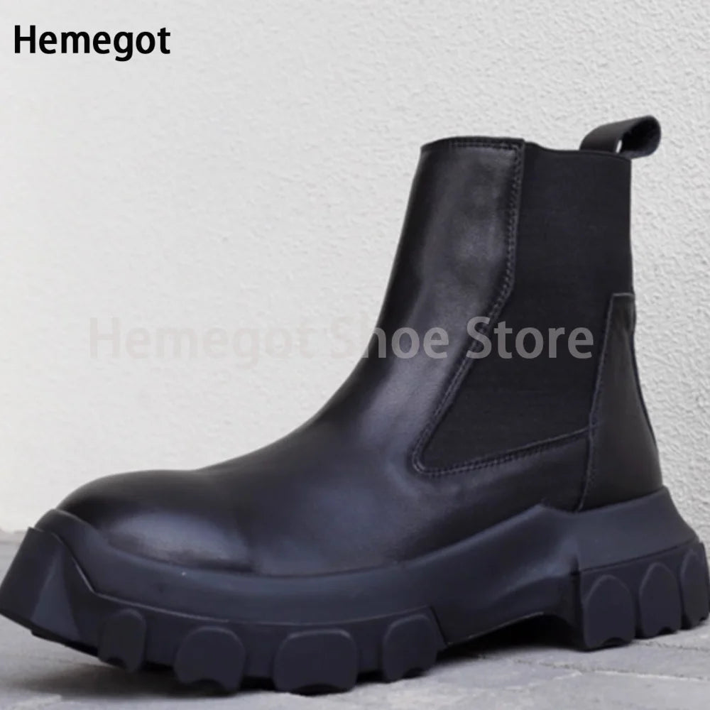 Schwarze Chelsea-Stiefelette mit Zuglasche, elastischem Einsatz und breiter Profilsohle