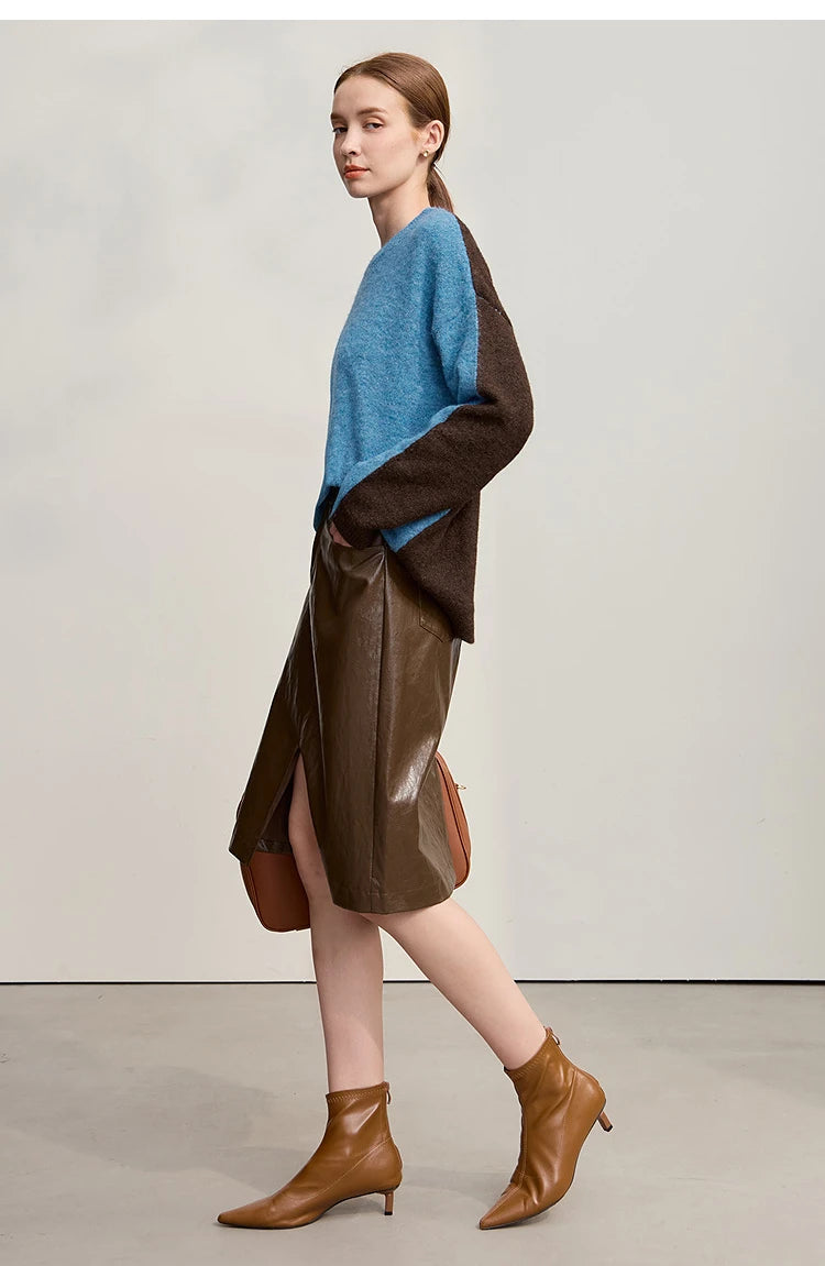Damen-Pullover mit Patchwork: hellblauer Oberteilbereich mit dunkelbraunen Seitenteilen, langarm