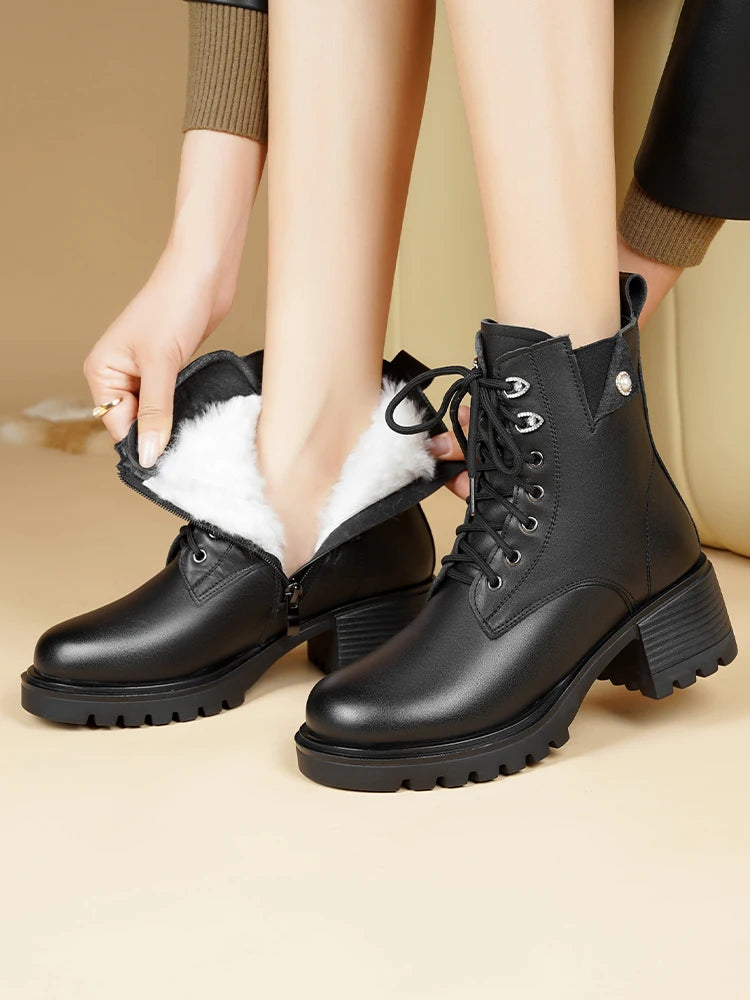 Schwarze gefütterte Schnürstiefel mit Profilsohle und Wollbesatz oben