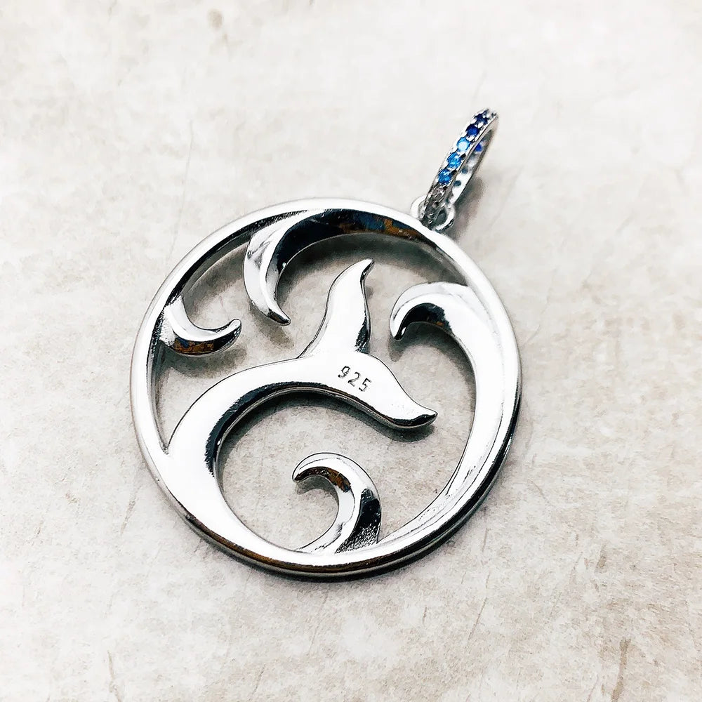 Rückseite des Delfin-Anhängers aus Sterlingsilber, mit 925 Markierung