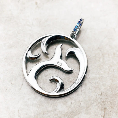 Rückseite des Delfin-Anhängers aus Sterlingsilber, mit 925 Markierung