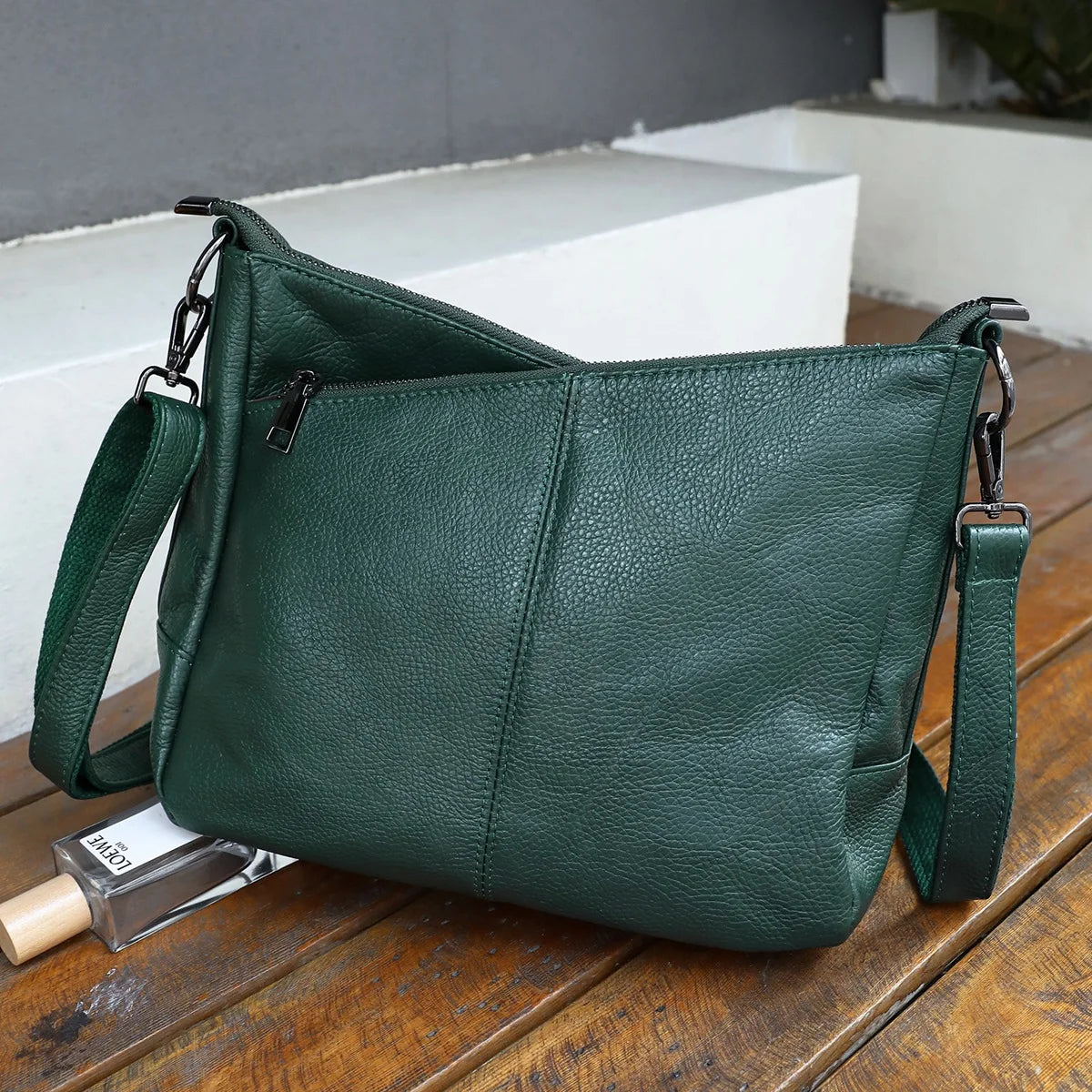 Damen-Schultertasche aus Leder schwarz großzügige Kapazität mit Reißverschluss Innenfach Alltagsbegleiter