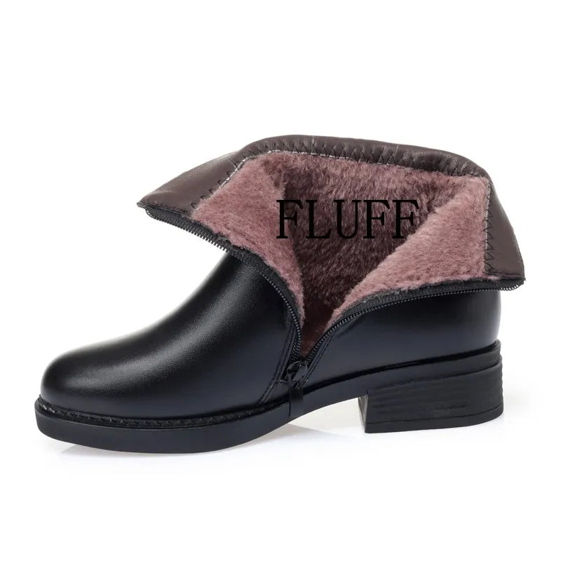 Schwarze Kurzstiefel mit flauschigem Innenfutter, seitlichem Reißverschluss und Blockabsatz