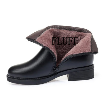 Schwarze Kurzstiefel mit flauschigem Innenfutter, seitlichem Reißverschluss und Blockabsatz
