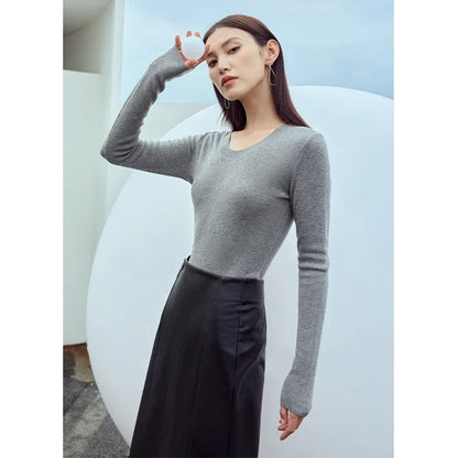Grau melierter Damen-Strickpullover mit langen Ärmeln und Rundhalsausschnitt