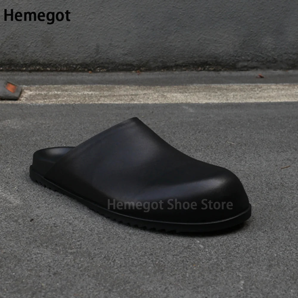 Schwarzer Herren-Slipper mit rundem Zehenbereich und flacher Profilsohle, Slip-On