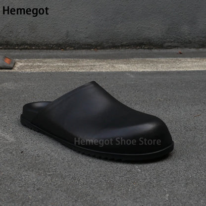Schwarzer Herren-Slipper mit rundem Zehenbereich und flacher Profilsohle, Slip-On
