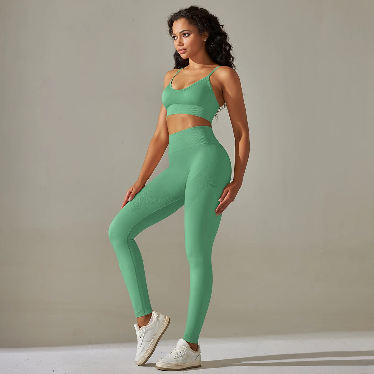 Nahtloses Yoga-Set in Hellgrün: Sport-BH mit Trägern und Leggings mit breitem Bund